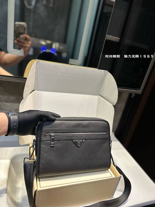 礼盒包装 新款邮差包.上市#纯皮男包 复古包型,适合都市通勤 户外也随意使用 不论职场通勤,还是休闲骑行亦或是潮流出街,邮差包都是不二的选择25Cm 礼盒包装 新款邮差包.上市#纯皮男包 复古包型,适合都市通勤 户外也随意使用 不论职场通勤,还是休闲骑行亦或是潮流出街,邮差包都是不二的选择25Cm