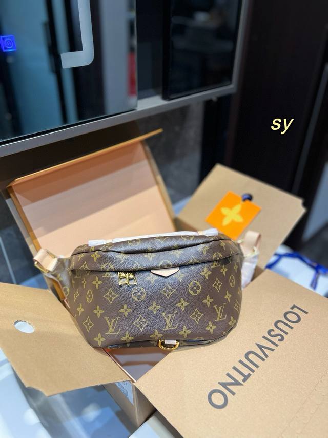 折叠礼盒 Lv专柜爆款系列多用款背包 可做胸包 腰包 斜挎包 一包多用哦 男女通用款哦 众多明星追捧的单品哦 原版面料五金 原单品质 内里超大容量出门旅游首选 折叠礼盒 Lv专柜爆款系列多用款背包 可做胸包 腰包 斜挎包 一包多用哦 男女通用款哦 众多明星追捧的单品哦 原版面料五金 原单品质 内里超大容量出门旅游首选