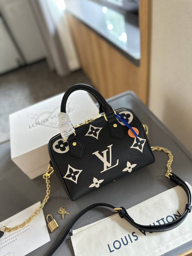 牛皮 折叠礼盒包装 Lv 新配色 Speedy 枕头包 Lv 新款系列 枕头包 手袋,全网首发 Lv Speedy Nano 枕头包这款retiro 手袋以标志 牛皮 折叠礼盒包装 Lv 新配色 Speedy 枕头包 Lv 新款系列 枕头包 手袋,全网首发 Lv Speedy Nano 枕头包这款retiro 手袋以标志