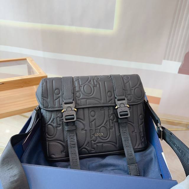 礼盒包装 此款翻蓋郵差袋為2024年秋季的最新作品,以現代時 尚設計彰顯品牌的高級時裝精神,為dior Hit The Road系列增添魅力。 Dior Gra 礼盒包装 此款翻蓋郵差袋為2024年秋季的最新作品,以現代時 尚設計彰顯品牌的高級時裝精神,為dior Hit The Road系列增添魅力。 Dior Gra