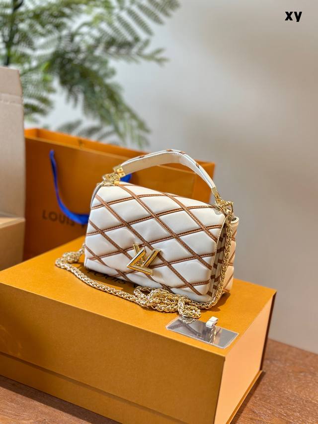 原单牛皮折叠礼盒官网飞机箱配小镜子 Lv新款go-14系列作为硬箱起家的百年蓝血品牌。路易威登先生在19世纪。为欧仁妮皇后制作硬箱的时候,为了搬运时防冲击,在箱 原单牛皮折叠礼盒官网飞机箱配小镜子 Lv新款go-14系列作为硬箱起家的百年蓝血品牌。路易威登先生在19世纪。为欧仁妮皇后制作硬箱的时候,为了搬运时防冲击,在箱