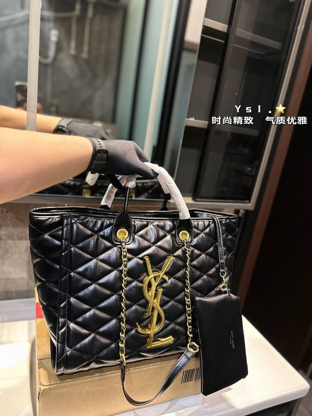 Ysl上身非常百搭 最主要的是减龄款，超多明星都在用的皮质是比较细腻柔软的，手感非常的舒服，但是亲们不要忘记这款是定型包，包包小巧能装，能够满足日常所需物品的容