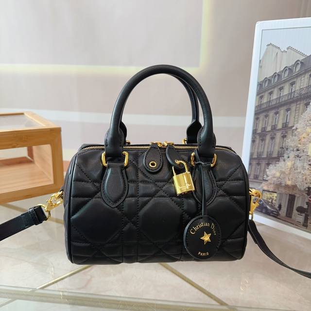 配礼盒 Dior 迪奥 Groove上新啦 波士顿手袋枕头包 出是50年代末和60年代名流的宠儿，随着生活方式的改变，小号波士顿包型，日常使用也是非常非常实用和