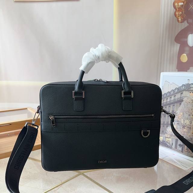 纯皮 Dior 迪家 男款公文包 四方设计 很适合商务！ 一点都不老气！ 顺性！不失时尚感！ 放下笔记本电脑 搜索dior 公文包尺寸：38*7*28Cm Gy