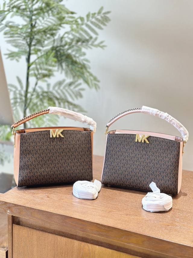 Mk -7108# Karlie 中号老花凯莉包复古单肩包手提包女包28Cm 日常爱背 历久弥新的mk经典老花包包自从换上了mk的karlie系列老花包它就成为 Mk -7108# Karlie 中号老花凯莉包复古单肩包手提包女包28Cm 日常爱背 历久弥新的mk经典老花包包自从换上了mk的karlie系列老花包它就成为