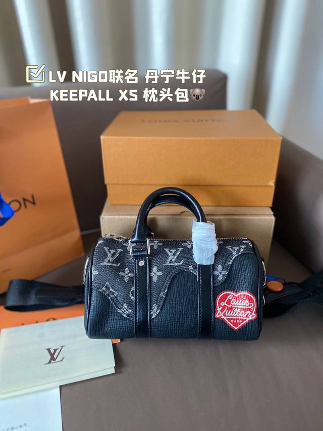 牛皮折叠飞机盒 Lv Nigo联名 丹宁牛仔 Keepall Xs 枕头包 尺寸21*12Cm 牛皮折叠飞机盒 Lv Nigo联名 丹宁牛仔 Keepall Xs 枕头包 尺寸21*12Cm