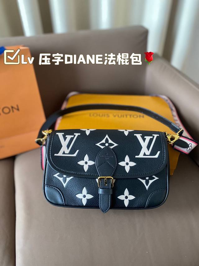 Lv 早春系列新品 压字diane法棍 配有一根皮肩带 可腋下背 一根彩带肩带 可肩背斜跨 容量日常足够用 尺寸25*16