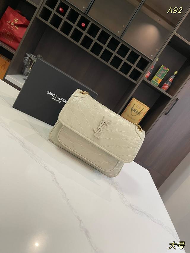 牛皮 礼盒包装 Size:22Cm 28Cm 原版牛皮钢五金 圣罗兰 Ysl Niki 翻盖邮差包自留推荐圣罗兰ysl-Niki专柜新品 明星款 据说上市不到一 牛皮 礼盒包装 Size:22Cm 28Cm 原版牛皮钢五金 圣罗兰 Ysl Niki 翻盖邮差包自留推荐圣罗兰ysl-Niki专柜新品 明星款 据说上市不到一