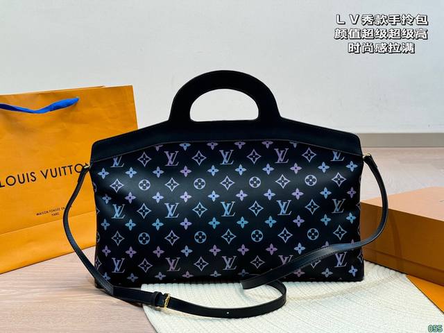 Lv秀款手拎包 颜值真的超级超级高 时尚感直接拉满 可爱的女孩 永远的yyds 尺寸44 24 Lv秀款手拎包 颜值真的超级超级高 时尚感直接拉满 可爱的女孩 永远的yyds 尺寸44 24