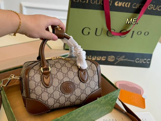 折叠盒 Size:21×14 Gucci 古驰新款波士顿枕头包 饰古驰独特标识的包身~ 配有镜子和木梳 经典老花,小众又有格调、 完美打造夏日可酷可甜造型 折叠盒 Size:21×14 Gucci 古驰新款波士顿枕头包 饰古驰独特标识的包身~ 配有镜子和木梳 经典老花,小众又有格调、 完美打造夏日可酷可甜造型