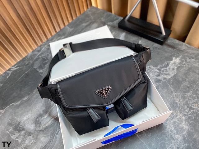 无盒 又a又飒的prada秀场工装斜挎胸包 斜挎和腰挎两用 演绎不同outfit风格 精致复古气场提升tote容量满足日常通勤双需求 避免普通tote的呆板 成