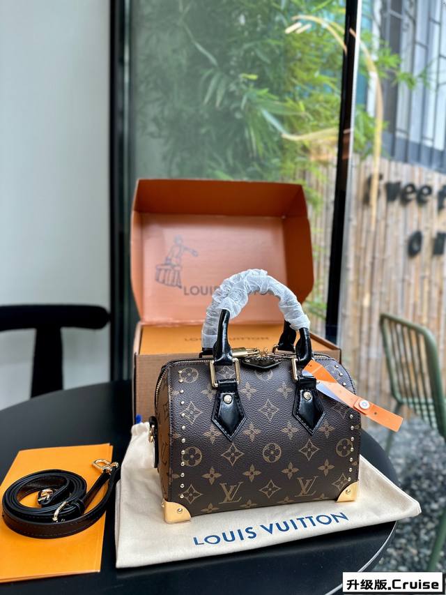折叠礼盒 Lv早春新色系 压花cruise25 包包 走秀款铆钉款手提枕头包 Lv这场在巴塞罗那举行的2025早春新款真的好美啊 尺寸20*13厘米#
