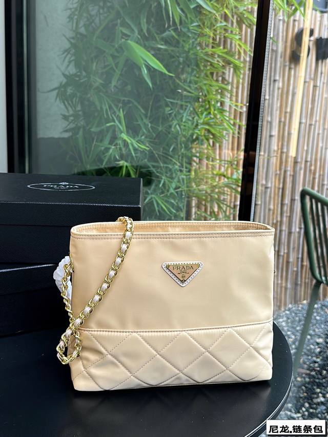 礼盒包装 普拉达prada 尼龙菱格链条口盖包 上身真的美绝了 除了日常的单肩斜挎 更是可以流浪背法 超级ins 风范~ 酷girl的首选 尺寸 24*20Cm