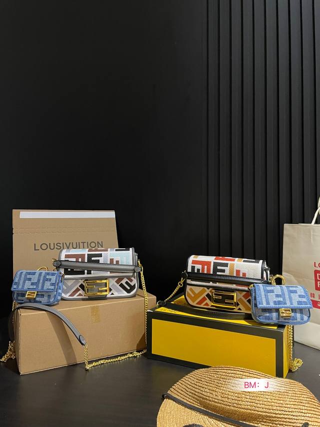 配折叠礼盒 Fendi 芬迪 法棍斜挎包 日常出街 时尚休闲 尺寸:20*12 配折叠礼盒 Fendi 芬迪 法棍斜挎包 日常出街 时尚休闲 尺寸:20*12