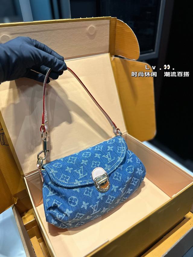 礼盒包装 Lv路易威登新款丹宁牛仔腋下包 配有肩带，腋下可单肩 一包多用，内里容量足 时尚大气，万年街拍神器 Size:27×17