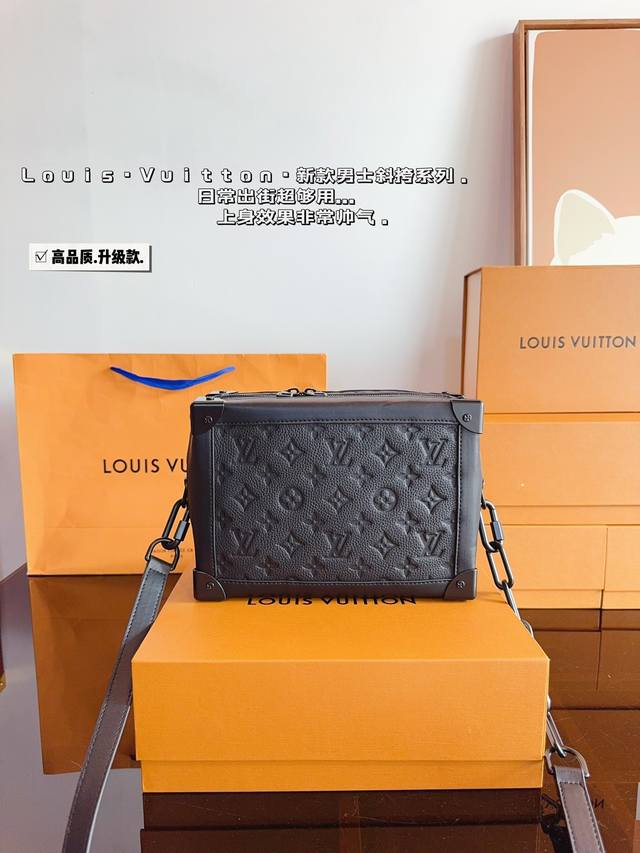 配礼盒. Lv新款 高端品质 盒子邮差包 新款messenger 男包 出自男装艺术总监kim Jones之手的新款messenger 手提斜挎包,Lv涂层帆布 配礼盒. Lv新款 高端品质 盒子邮差包 新款messenger 男包 出自男装艺术总监kim Jones之手的新款messenger 手提斜挎包,Lv涂层帆布