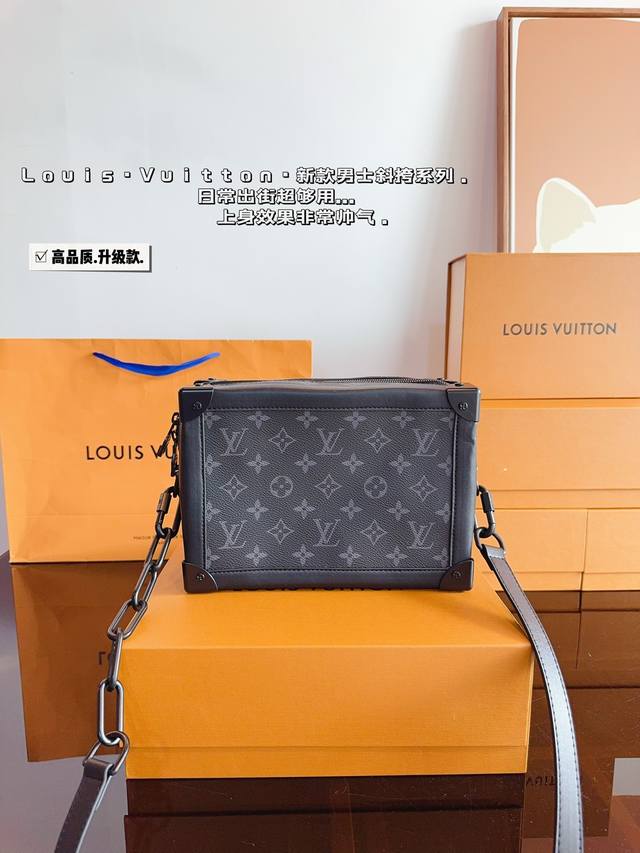 配礼盒. Lv新款 高端品质 盒子邮差包 新款messenger 男包 出自男装艺术总监kim Jones之手的新款messenger 手提斜挎包，Lv涂层帆布