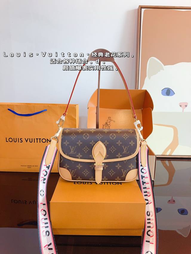 配礼盒 L家 Diane 法棍手袋 定制老花面料搭配深色树膏皮 配置两条肩带 今天的快乐是法棍给的! 搜索 Lv 法棍 原单品质 尺寸:20*8*13Cm 配礼盒 L家 Diane 法棍手袋 定制老花面料搭配深色树膏皮 配置两条肩带 今天的快乐是法棍给的! 搜索 Lv 法棍 原单品质 尺寸:20*8*13Cm