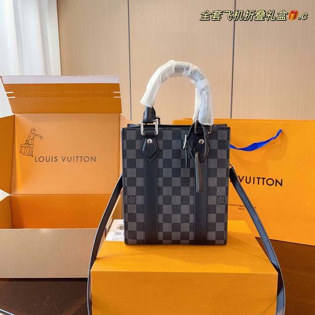 配全套飞机礼盒 Lv 新款 购物袋最新tote 托特琴谱包出货 配长肩带斜挎可以手提 一上身就秒爱上它! 尺寸:19*8*22Cm 配全套飞机礼盒 Lv 新款 购物袋最新tote 托特琴谱包出货 配长肩带斜挎可以手提 一上身就秒爱上它! 尺寸:19*8*22Cm