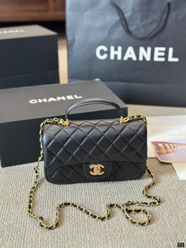 小羊皮 Chanel 22B金属手柄minicf 新款金属手柄 Cf Mini 真香,金属双c Logo 经典万年③ 金这季手柄跟以往也不一样了,金属装饰是加分 小羊皮 Chanel 22B金属手柄minicf 新款金属手柄 Cf Mini 真香,金属双c Logo 经典万年③ 金这季手柄跟以往也不一样了,金属装饰是加分