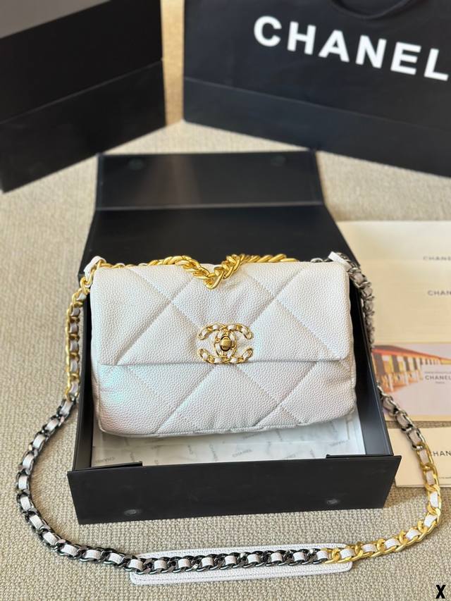 牛皮版本 最能hold的住任何身段的搭配一定不会出错 Chanel19手袋口盖包[黑色] 轻盈绵柔质感山羊皮结合大菱格设计元素三种背法:斜挎、单肩、手提 链条拼