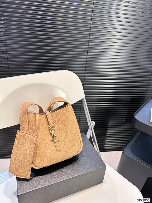 小号 配折叠盒子 圣罗兰 托特包 满满的设计感 非常知性优雅 超级高级的时尚单品 实物绝对惊艳到你 尺寸:17 16 货号2005 小号 配折叠盒子 圣罗兰 托特包 满满的设计感 非常知性优雅 超级高级的时尚单品 实物绝对惊艳到你 尺寸:17 16 货号2005