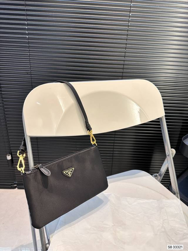 Prada普拉达腋下 次次封神的时尚单品~ 算是prada里的小小包了,容量不大但装一些出街随身品足够了,内里还有拉链小夹层,包包本身几乎零重量。凹造型真的好看 Prada普拉达腋下 次次封神的时尚单品~ 算是prada里的小小包了,容量不大但装一些出街随身品足够了,内里还有拉链小夹层,包包本身几乎零重量。凹造型真的好看