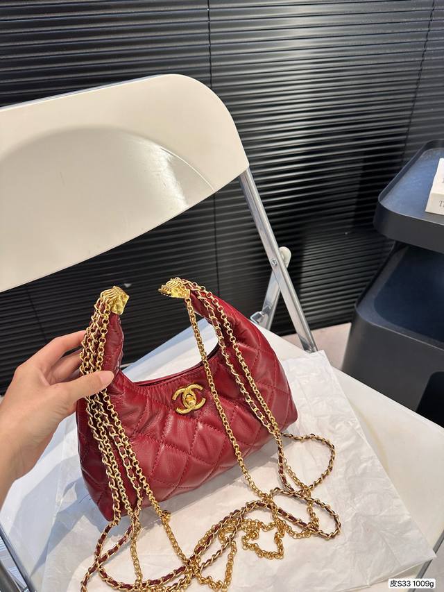 纯皮香奈儿链条包 终于等到了这只chanel 24A链条包 24A隐藏款hobo，感觉又会是一个大爆款，可休闲可正式，油蜡小羊皮，耐看又耐用手感也是非常柔软~特