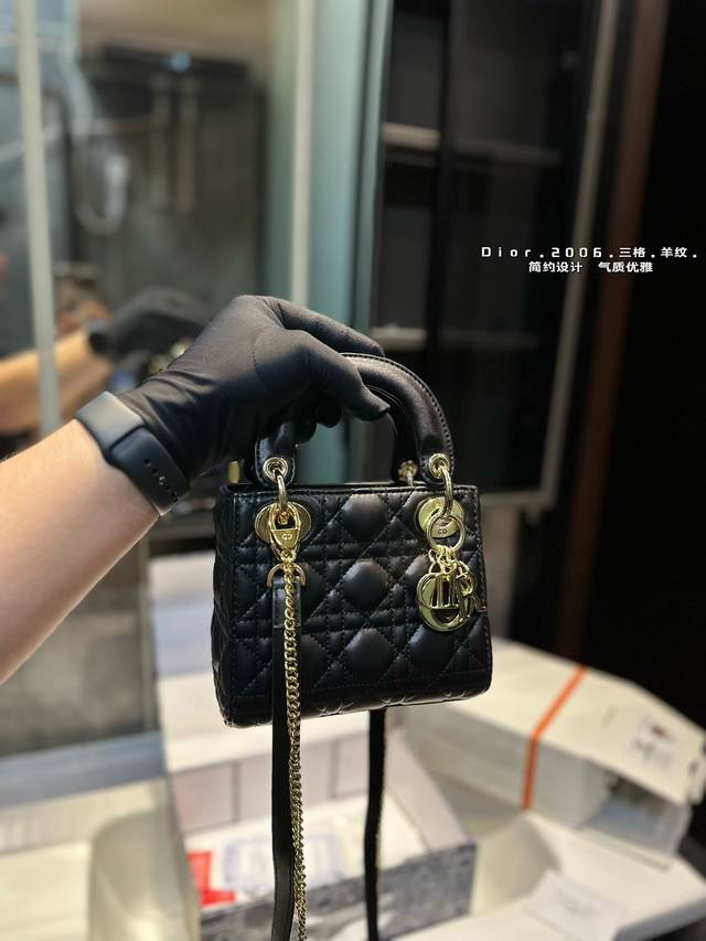 礼盒包装 Dior羊皮戴妃包 经典菱格刺绣~3格 经典百搭不过时16Cm 礼盒包装 Dior羊皮戴妃包 经典菱格刺绣~3格 经典百搭不过时16Cm