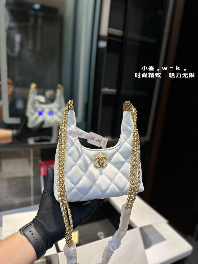 礼盒包装 Chanel 香奈儿24A 链条hobo 进店一眼看中，果断下手！ 四种背法，可以手拎，斜挎，单肩，绑一下肩带变成腋下包，特别实用！ 包包虽然小，但是