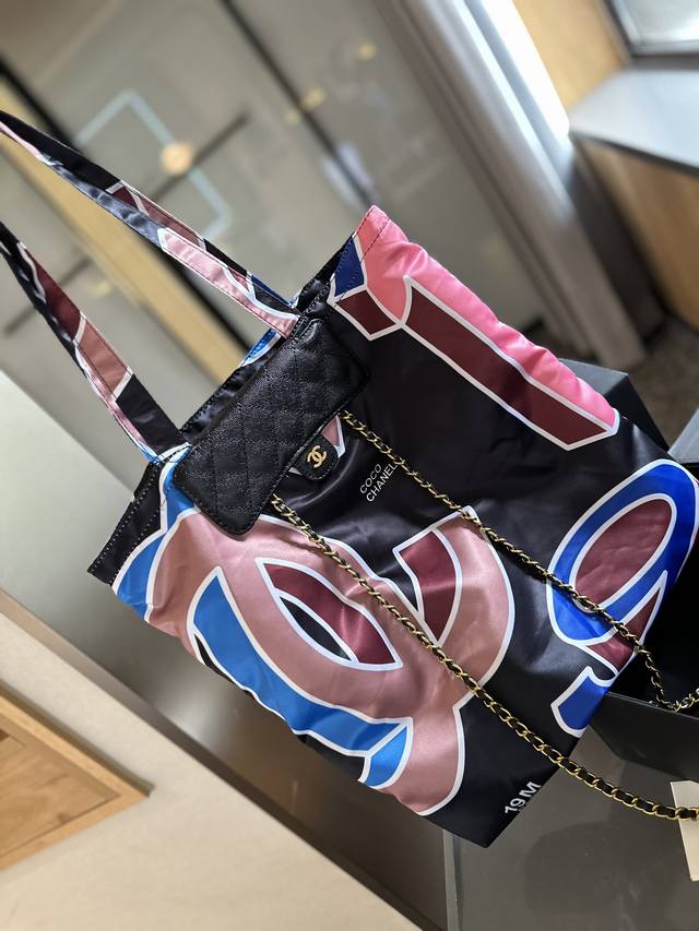 折叠礼盒包装 香奈儿chanel专柜爆款折叠包~购物袋 可大可小~两用走秀款 原版防水布面料配鱼子酱牛皮 定制原版五金!上身效果超棒!大容量!超级轻便~超高回头 折叠礼盒包装 香奈儿chanel专柜爆款折叠包~购物袋 可大可小~两用走秀款 原版防水布面料配鱼子酱牛皮 定制原版五金!上身效果超棒!大容量!超级轻便~超高回头