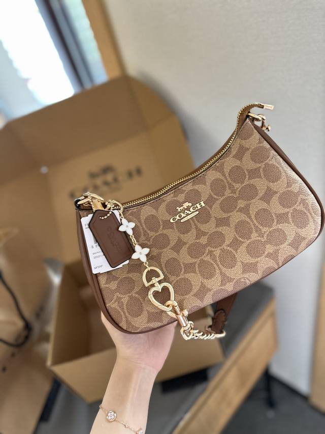 折叠礼盒包装 蔻驰麻将包- 是心动的感觉呀 配两根肩带替换 全网爆款!蔻驰家的经典 小巧又实用方便轻松放下手机 零钱口红包包钥匙 尺寸19 11 折叠礼盒包装 蔻驰麻将包- 是心动的感觉呀 配两根肩带替换 全网爆款!蔻驰家的经典 小巧又实用方便轻松放下手机 零钱口红包包钥匙 尺寸19 11