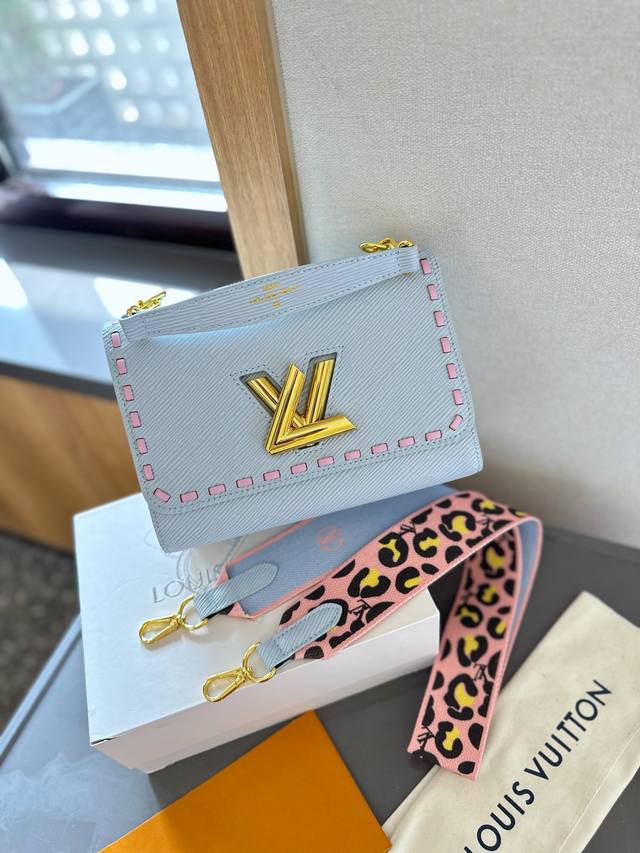 折叠礼盒包装 Lv Twist 最新最火款twist Denim 出货了 呈现新古典 Twist 中号手袋。水波纹造就聚焦设计：翻盖的超值 明快活泼，自由滑动，