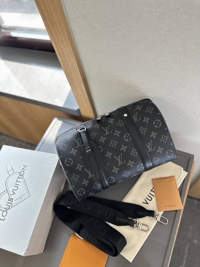 折叠礼盒 Lv 24S新款波士顿枕头包 妥妥宝藏包包 潮咖必备 叫人无法抗拒 尺寸27 折叠礼盒 Lv 24S新款波士顿枕头包 妥妥宝藏包包 潮咖必备 叫人无法抗拒 尺寸27