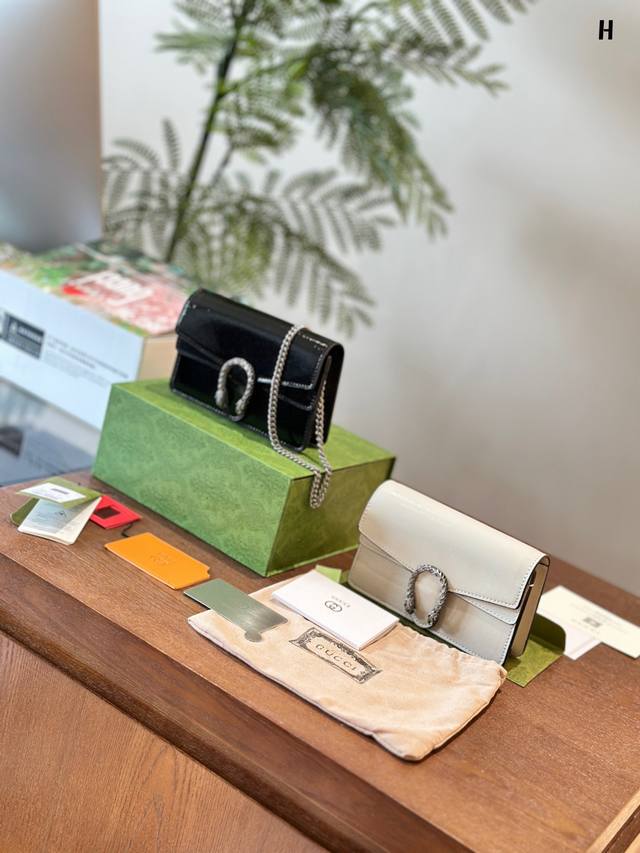 配镜子 Gucci新酒神supermini 新到酒神supermini~ 比以前的号更大- -点 装plus手机毫无压力 Skipper小牛皮漆皮 保留了经典酒 配镜子 Gucci新酒神supermini 新到酒神supermini~ 比以前的号更大- -点 装plus手机毫无压力 Skipper小牛皮漆皮 保留了经典酒