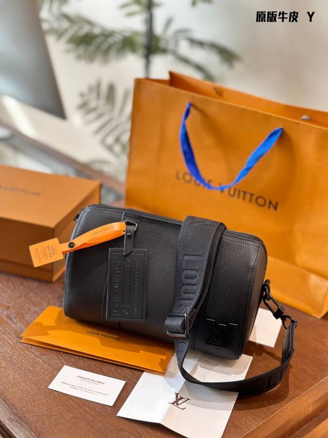 新款枕头i 大容量 男装艺术总监virgil Abloh重新设计经典路易威登手袋一创造了本款男士citykeepall手袋。由黑色粒面皮 革制成，细节设计采用黑