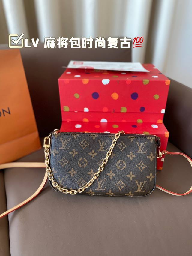 Lv 麻将包时尚复古又气质拿捏! 设计简单,超级百搭 风格酷酷的,手拎搭配更加惊艳 回头率很高,背起来人间富贵 这款包属于是不会被闲置的,永不过时 尺寸22*1 Lv 麻将包时尚复古又气质拿捏! 设计简单,超级百搭 风格酷酷的,手拎搭配更加惊艳 回头率很高,背起来人间富贵 这款包属于是不会被闲置的,永不过时 尺寸22*1