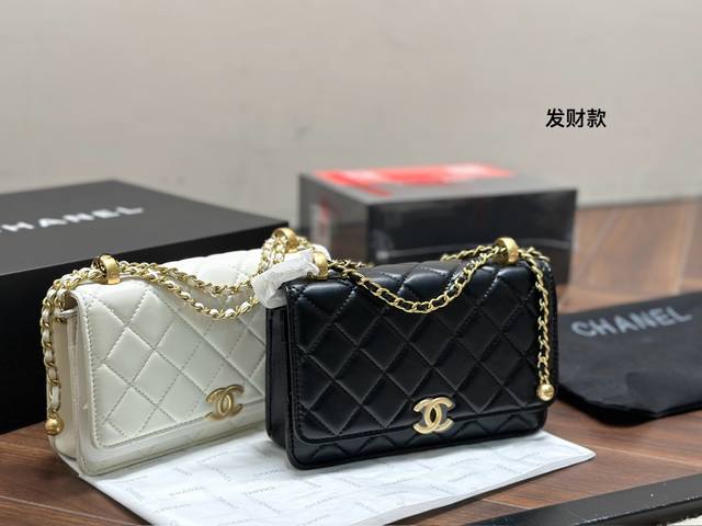 小香家 双金球woc 发财款 对版五金 两个尺寸都喜欢! 双珠链条的设计 可以让我自由的调节长度 尺寸:19Cm 底4.5Cm 小香家 双金球woc 发财款 对版五金 两个尺寸都喜欢! 双珠链条的设计 可以让我自由的调节长度 尺寸:19Cm 底4.5Cm