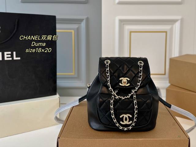 飞机盒折叠盒 Size18×20 Chanel香奈儿新款duma双肩包 自重轻,容量大 小小一只精致又百搭~ 实物上身效果超棒!! 飞机盒折叠盒 Size18×20 Chanel香奈儿新款duma双肩包 自重轻,容量大 小小一只精致又百搭~ 实物上身效果超棒!!