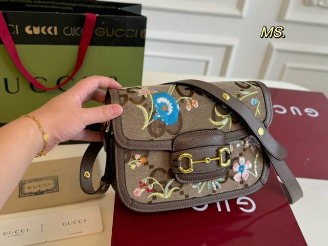 折叠盒 Size:25×19 Gucci 古驰新款刺绣马鞍包 翻盖磁扣开合，超好看 刺绣设计超百搭！！ 复古韵味特别浓，上身效果超