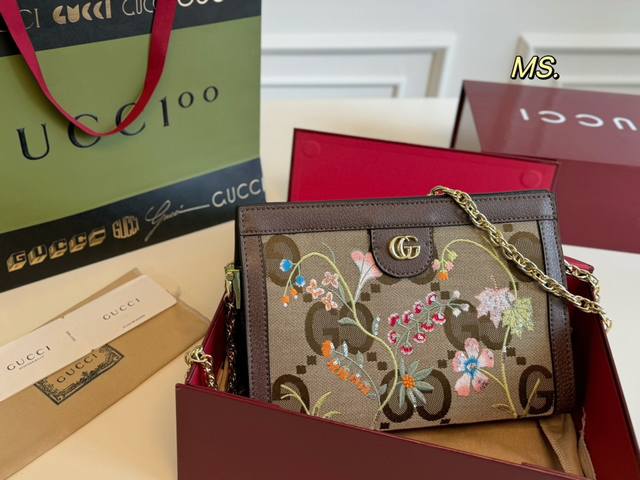 折叠盒 Size：26×18 Gucci古驰新款夹子刺绣斜挎包 自重轻，容量大 刺绣设计超百搭 白发好看，出街必备