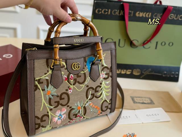 大号 折叠盒 Size:27×23大号 20×16小号 Gucci古驰新款竹节手提包 肩带调节 刺绣设计百搭好看~ 时尚感满满