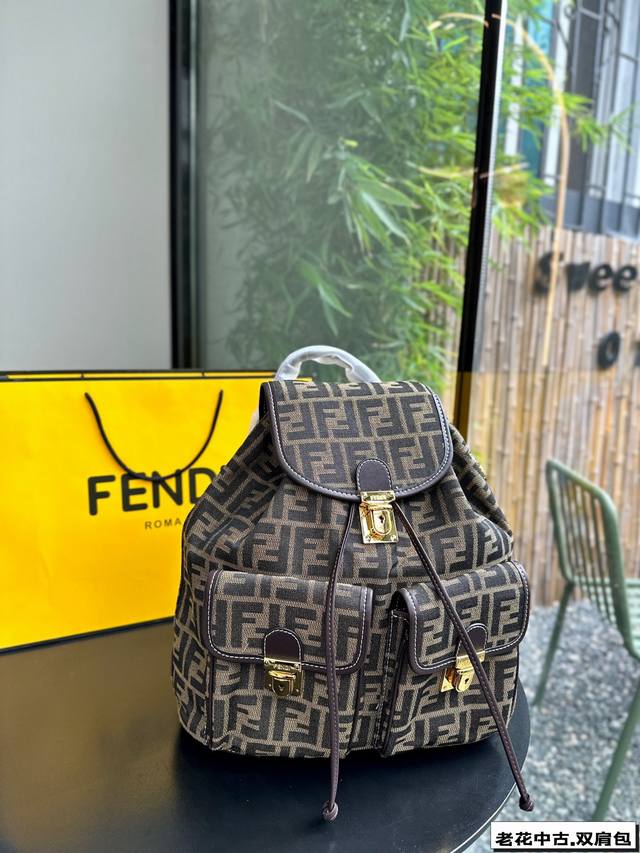 无盒 可爱与时尚并存的芬迪双肩包 芬迪fendi的经典之作 老花搭配金扣真的好看~双口袋抽带翻盖,更绝的是 旁边有个拉链直接拉开取东西很方便,懒人必备出门直接一 无盒 可爱与时尚并存的芬迪双肩包 芬迪fendi的经典之作 老花搭配金扣真的好看~双口袋抽带翻盖,更绝的是 旁边有个拉链直接拉开取东西很方便,懒人必备出门直接一