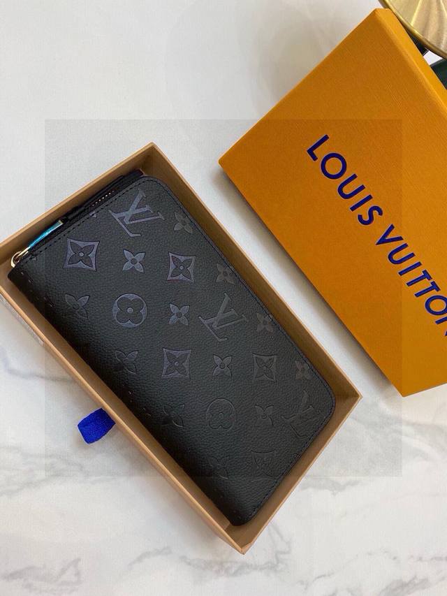 折叠礼盒 Ysl 设计感满满的吊床造型真的有被美到了推荐给大家 Camera Supple Bag_圣罗兰饭盒包 这款手袋是一款宽敞的肩包，带有牛皮革底座和柔软