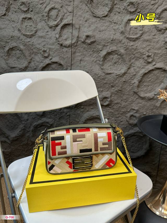 小号 配折叠盒 Fendi芬迪 新款法棍斜挎包可手提斜挎包，Ss23Fendi Baguette 强势回归，标志性的baguette 手袋采用翻盖设计，配有ff