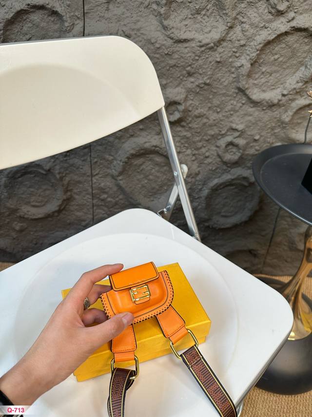 配礼盒 芬迪fendi Mini 挂包,成色好的,肩带可拆卸,包包可以独立挂在大包裤子上,超可爱,装可爱用的,凹造型拍照绝对抢眼,尺寸9.7Cm 配礼盒 芬迪fendi Mini 挂包,成色好的,肩带可拆卸,包包可以独立挂在大包裤子上,超可爱,装可爱用的,凹造型拍照绝对抢眼,尺寸9.7Cm