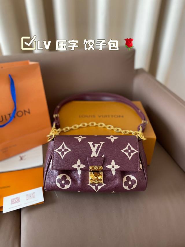 Lv 压字 饺子包 Lv 新款系列 枕头包 手袋 全网首发 Lv Speedy Nano 枕头包这款retiro 手袋以标志性 经典永恒。优雅低调的外形设计和宽