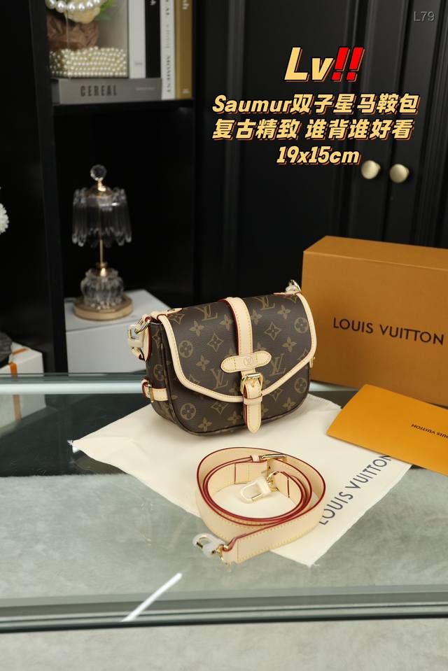 配折叠盒 Lv Saumur Bb双子星马鞍包 新款马鞍包来啦! 真的超级好看! 手提斜挎都很可 越背越喜欢,越看越心动! 尺寸19.15 配折叠盒 Lv Saumur Bb双子星马鞍包 新款马鞍包来啦! 真的超级好看! 手提斜挎都很可 越背越喜欢,越看越心动! 尺寸19.15