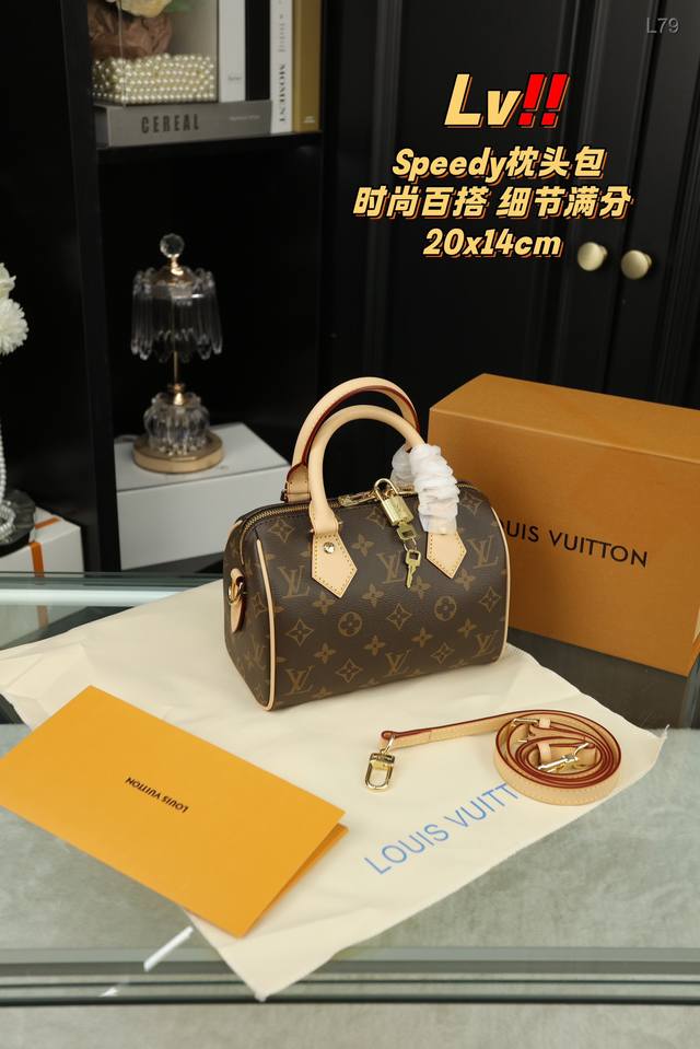 配折叠盒 Lv Speedy枕头包 人问值得,永远的经典不容错过 可斜挎可单肩可手提一包多种背法百搭 什么身材跟衣服风格都好搭 尺寸20.14 配折叠盒 Lv Speedy枕头包 人问值得,永远的经典不容错过 可斜挎可单肩可手提一包多种背法百搭 什么身材跟衣服风格都好搭 尺寸20.14