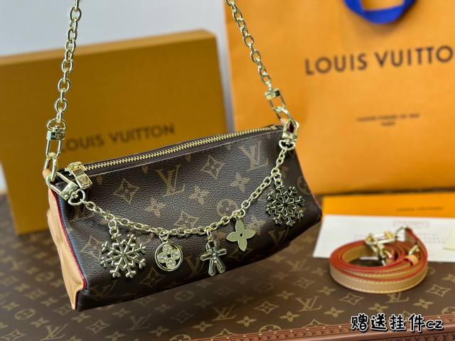 全套包装 新鲜多汁杨桃包 Size：10*20Cm L家 最新款 粉粉嫩嫩 容量也不错 绝对是越看越喜欢 .. 新款减龄又时髦的 Bloom Pouch 预测是